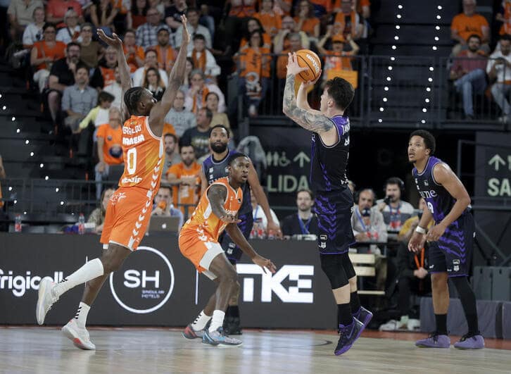 Justin Jaworski empata récord de triples en Surne Bilbao Jaworski