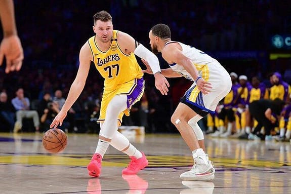 Butler derrota a los Lakers y Doncic en emocionante partido Doncic Curry