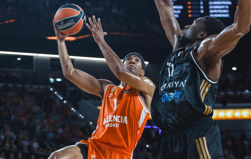 Valencia Basket logra una valiosa victoria ante Dubai Basketball Kam Taylor