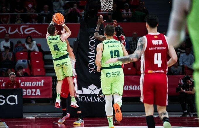 Unicaja logra sentencia a triple limpio en Zaragoza 79-86 Unicaja Kalinoski
